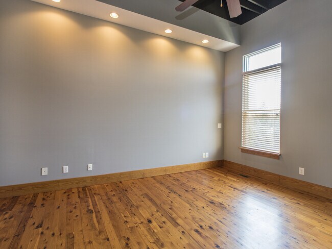 Building Photo - Luxury Downtown Townhome with 2 car Garage!