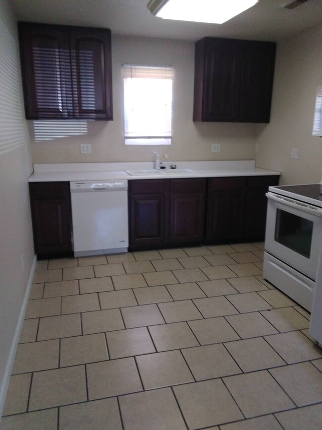 Building Photo - 317 E Mill St