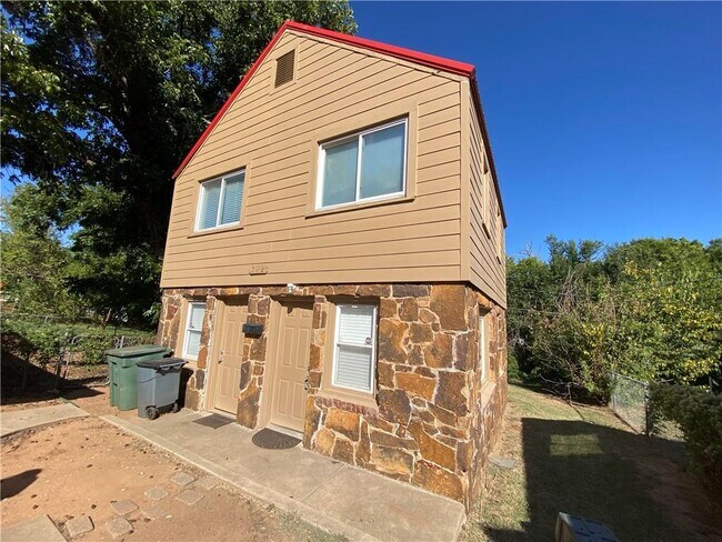 Building Photo - 712 S Littler Ave