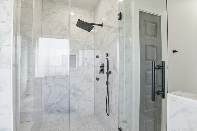 Building Photo - 712 Delano St