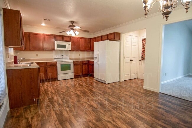 Building Photo - 2 bedroom, 2 bath duplex in Oklahoma