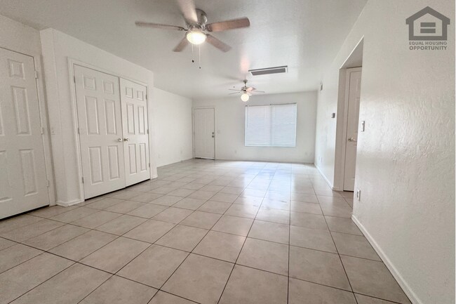 Building Photo - 2 Bed/1 bath Downstairs Apartment at 40th St/Bell Rd