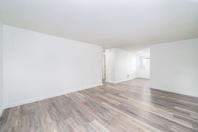 Building Photo - Spacious 2x1 unit with 1st month free! Only $1395