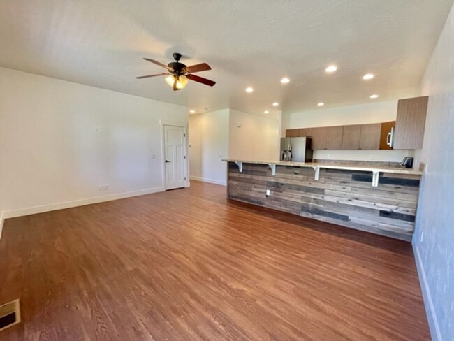 Building Photo - Beautiful 3BR/2BA Townhome Near Lake Pagos...