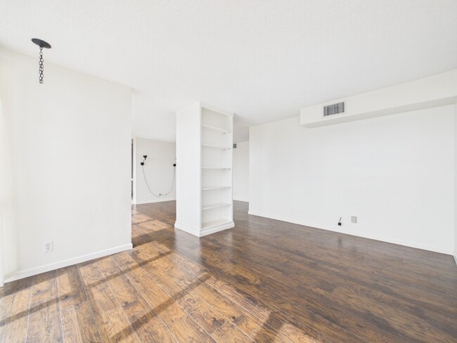 Building Photo - 5001 Woodway Dr