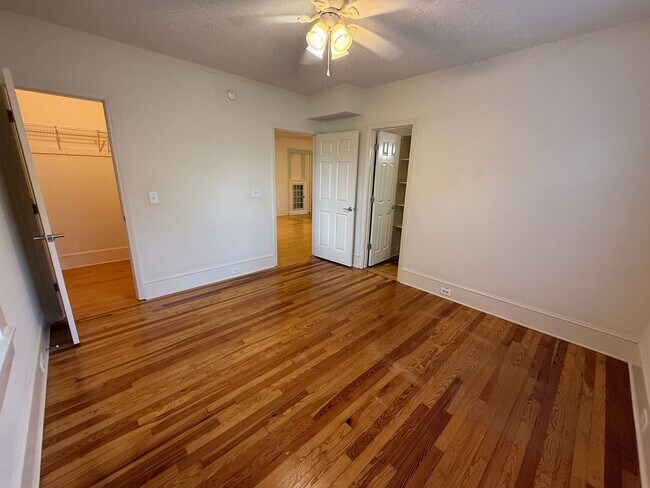 Building Photo - Beautiful 3 Bedroom Apartment