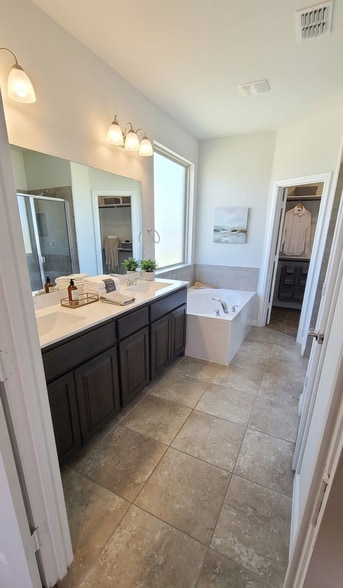 Building Photo - 9925 Wynndel Trl