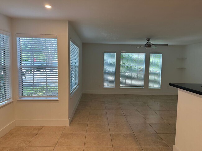 Building Photo - Large 2/2, gated community