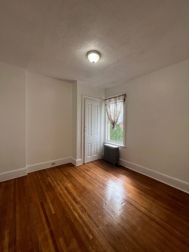 Building Photo - Spacious 5 Bedroom, 2 Bath Home
