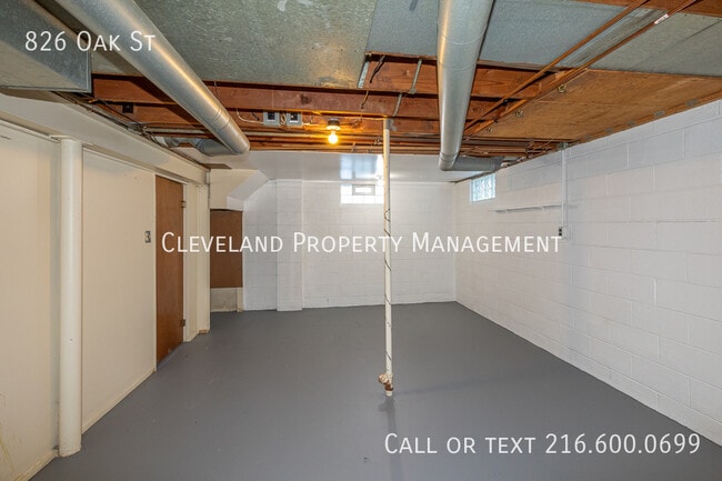 Building Photo - 826 Oak St