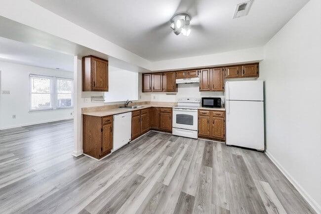 Building Photo - Wonderful on Wilcox Renovated 3+2.5 3 Leve...