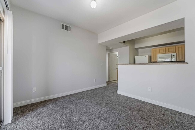 Building Photo - Beautiful Condo with Spacious Layout!