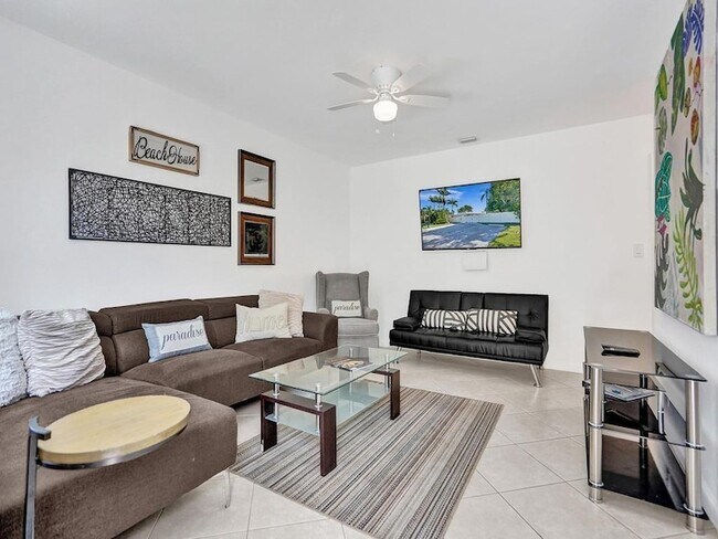 Building Photo - 4422 Sea Grape Dr