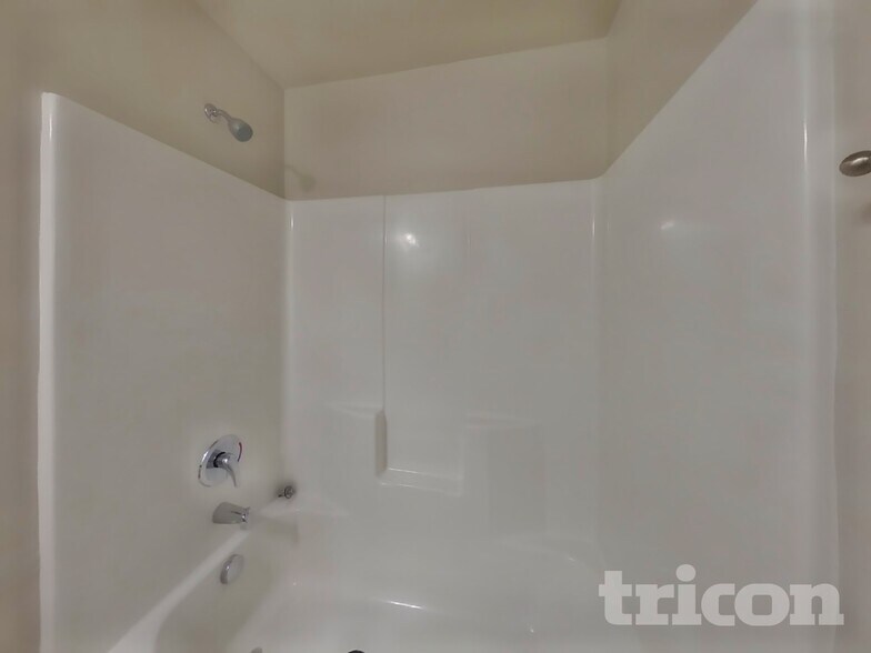 Building Photo - 805 Crescent Way