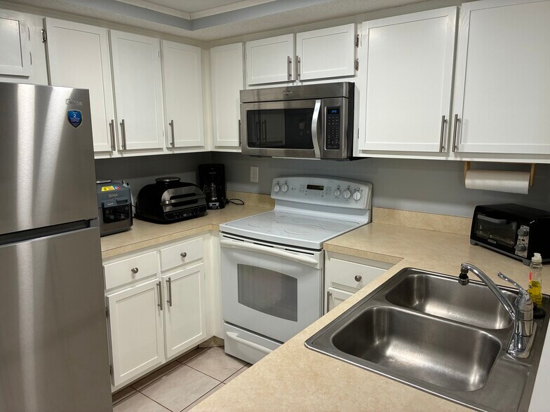 Building Photo - 19505 Quesada Ave