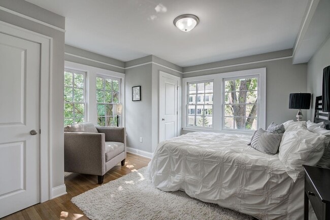 Building Photo - 2056 Summit Ave