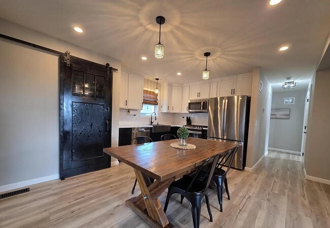 Building Photo - 2114 Pine View Dr