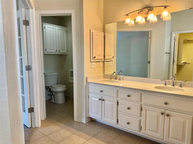 Building Photo - 1913 Lois Lynn Ln