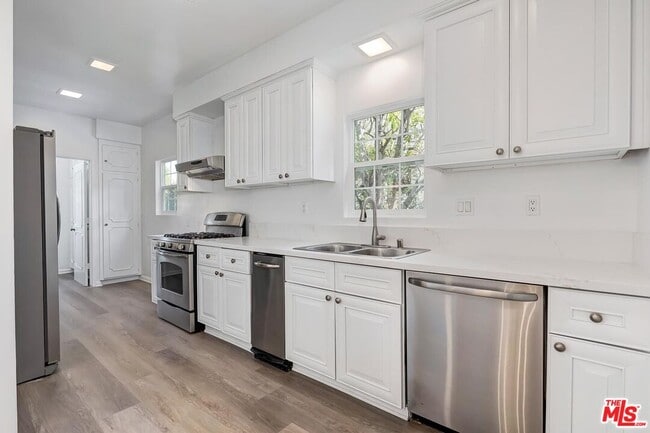 Building Photo - 212 N Palm Dr