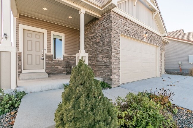 Building Photo - Beautiful 3 Bed 2.5 Bath in Thompson River...