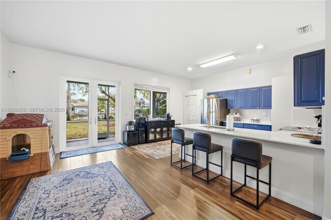 Building Photo - 2615 SE 5th Ct