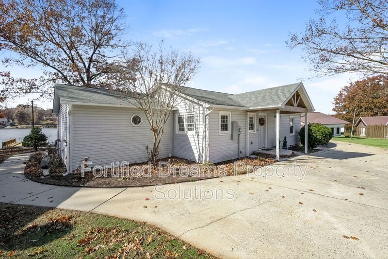 Building Photo - 395 Lake Dr