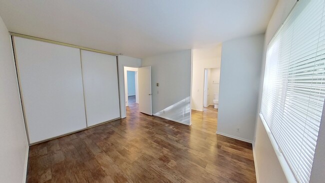 Building Photo - Lovely 3 Bedroom 1 Bathroom Condo in Woodb...