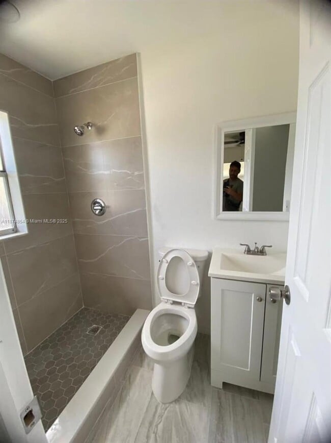 Building Photo - 2707 Essex Ct