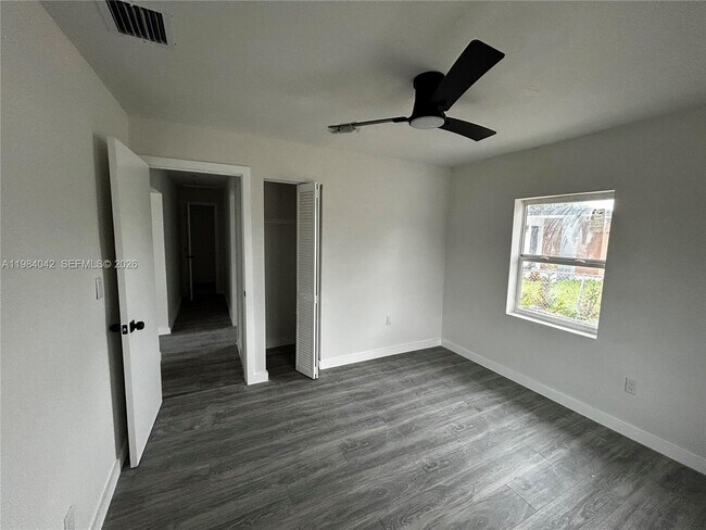 Building Photo - 4429 SW 21st St