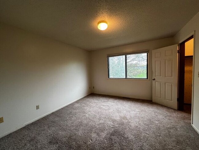 Building Photo - $1,435 | 2 Bedroom + Bonus Room, 1.5 Bathroom Town Home | No Pets | Available for an Immediate Mo...