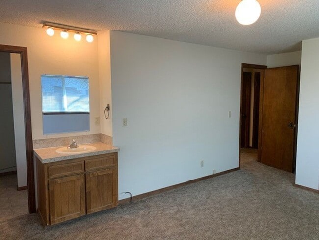 Building Photo - 3Bd/2Ba Single Story Home - Available to View!