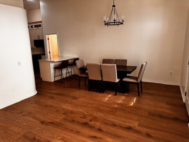 Building Photo - Beautiful 3 bedroom 2 bathroom home availa...