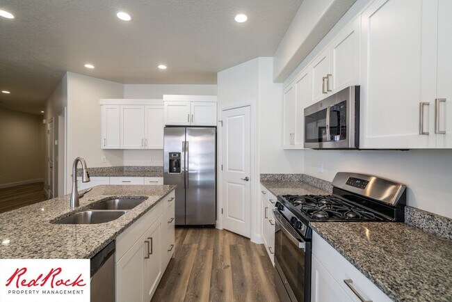 Building Photo - Modern Townhome in Desirable Hurricane Hei...