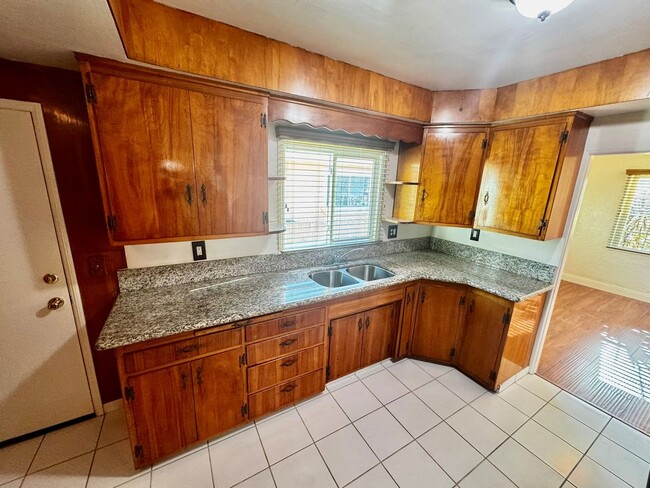 Building Photo - Beautiful Front House 2 Bed 1 Bath