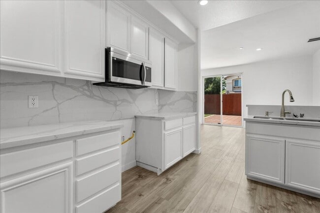 Building Photo - Fully Renovated 4 Bed 2.5 Bath Stunner In ...
