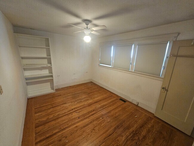 Building Photo - Live & Work in Oakland: Spacious Home with...