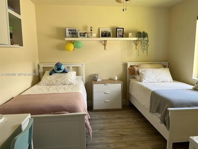 Building Photo - 1564 Sunset Way