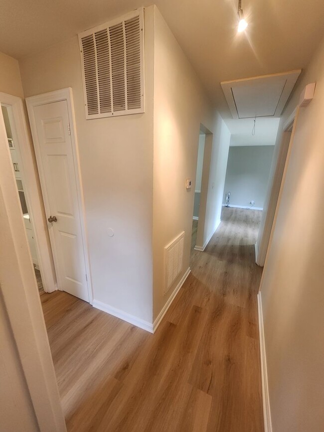 Building Photo - Beautiful and spacious 3 bedroom 1 bath ho...
