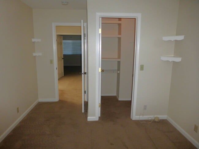 Building Photo - Townhouse 2 bedrooms, 2 1/2 baths, 2 car g...
