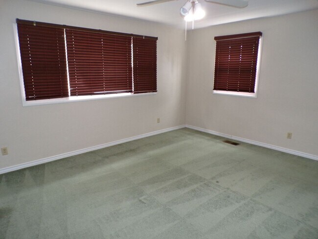 Building Photo - 882/884 N Ross Ln.