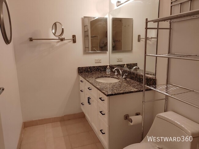 Building Photo - 512 N McClurg-#4902