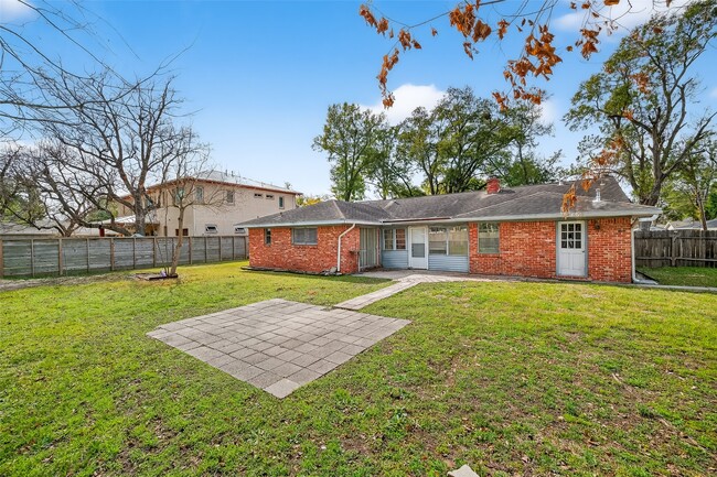 Building Photo - 2319 Blue Willow Dr