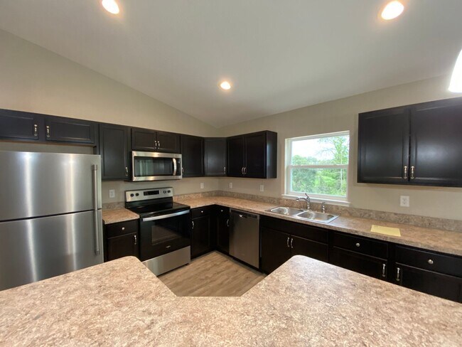 Building Photo - Custom Home - Desirable SW Ocala Neighborh...
