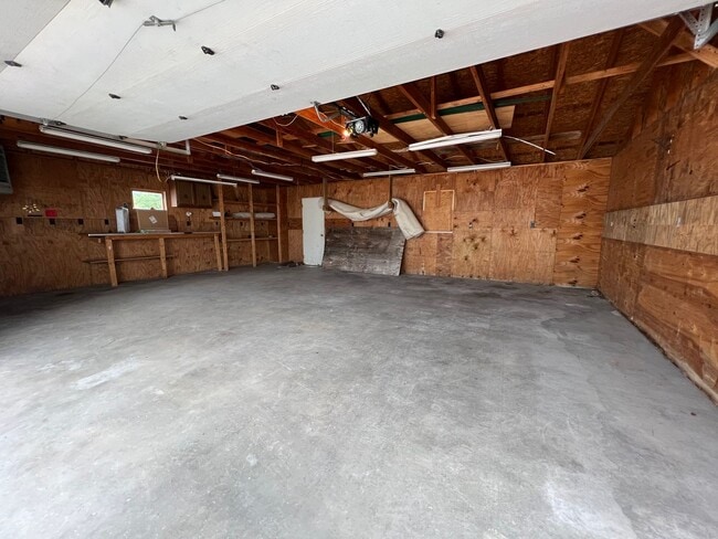 Building Photo - 3 Bedroom Home For Rent Now!