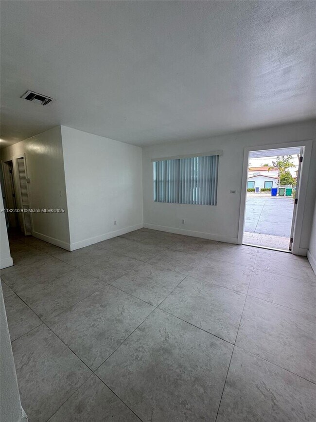 Building Photo - 2941 SW 36th Ave