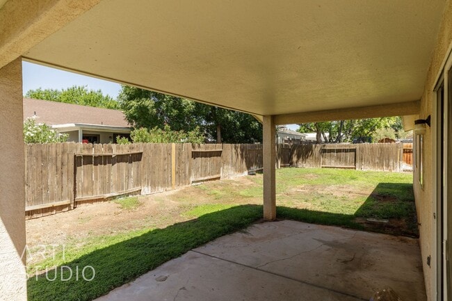 Building Photo - 3 Bedroom, 2 Bathroom Home in the Red Clif...