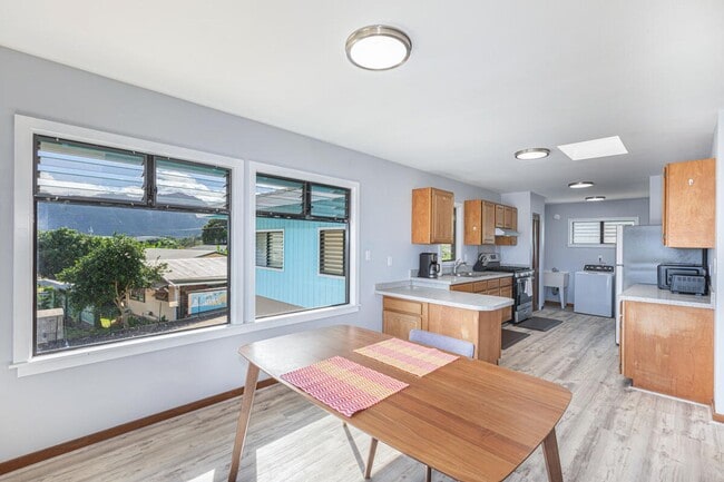 Building Photo - Unfurnished 2 bedroom, 1 bath home in quiet Lihue neighborhood, with views!