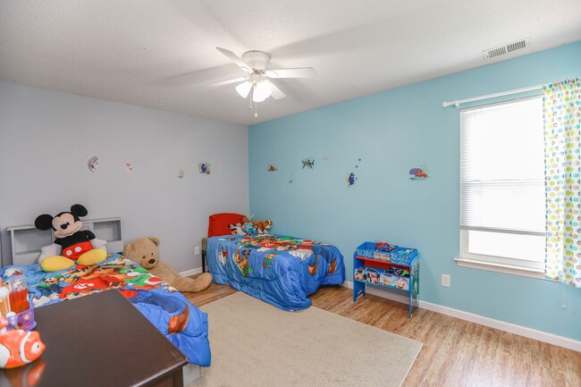 Building Photo - Modern Comfort in a Peaceful Setting – 4BR...