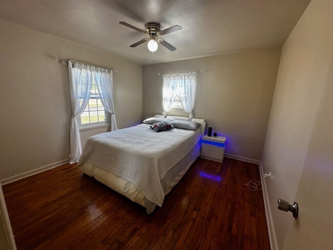 Building Photo - Beautifly remodeled 3bed 2bath Fully Furni...