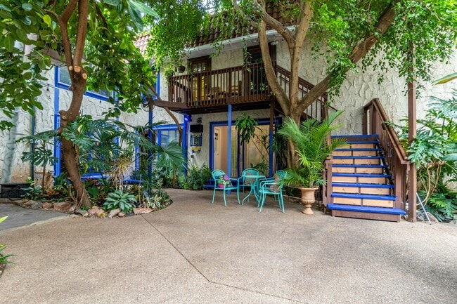 Building Photo - 706 E Stuart St